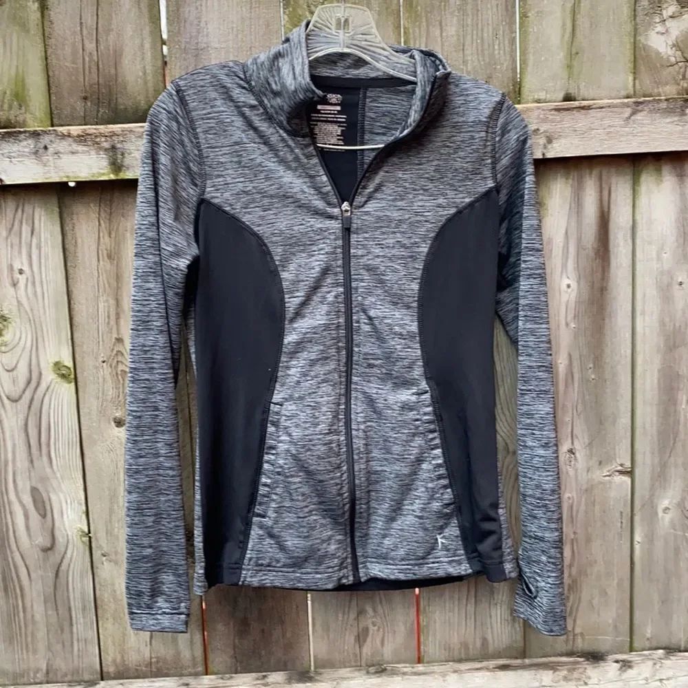 Danskin Now Gray zip up top sz. XS